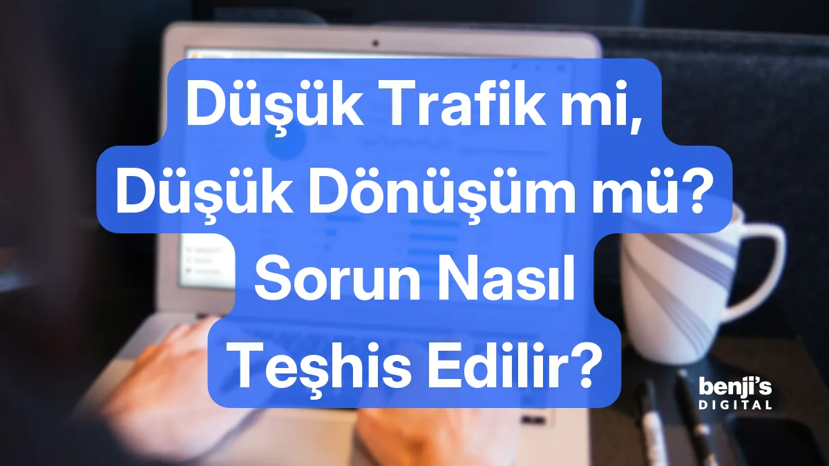 Düşük trafik mi düşük dönüşüm mü kapak görseli, dizüstü bilgisayarda analitik grafikleri inceleyen bir kişi