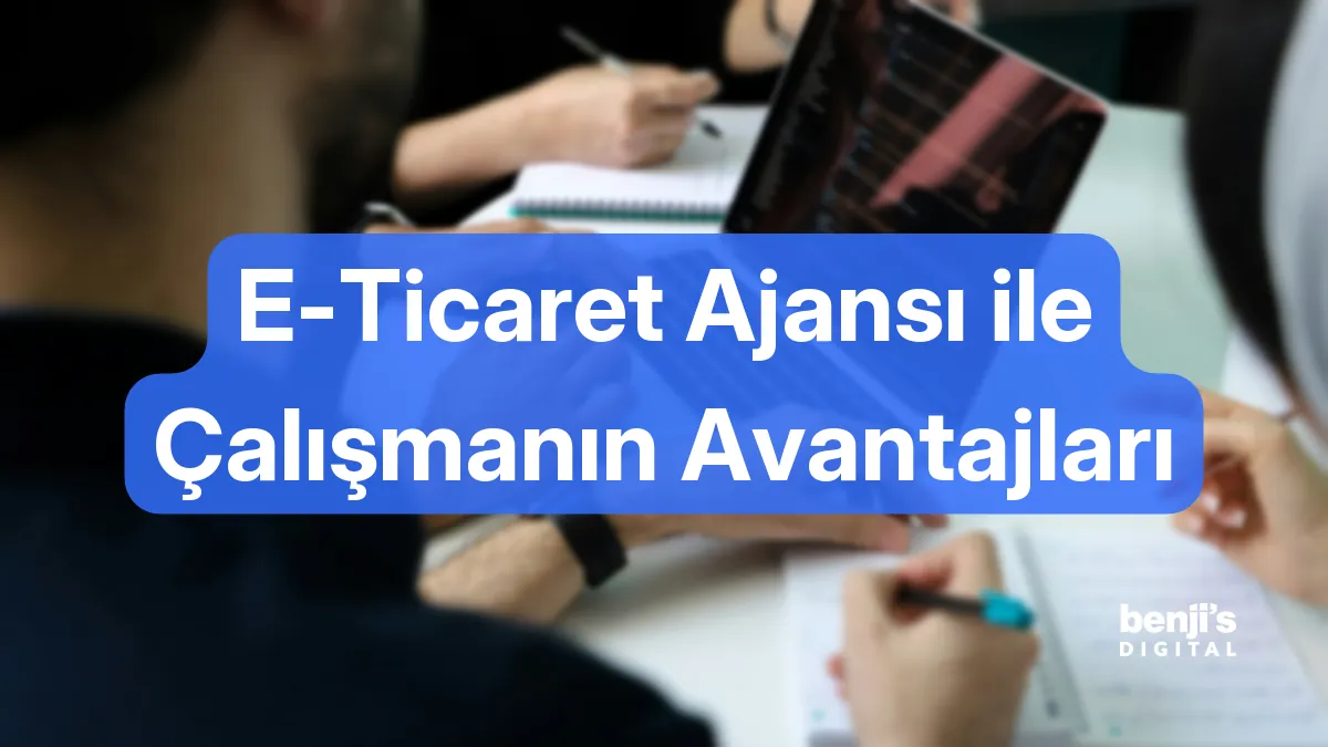 E-ticaret ajansı ile çalışmanın avantajları kapak görseli, dizüstü bilgisayar başında toplantı yapan küçük bir ekip