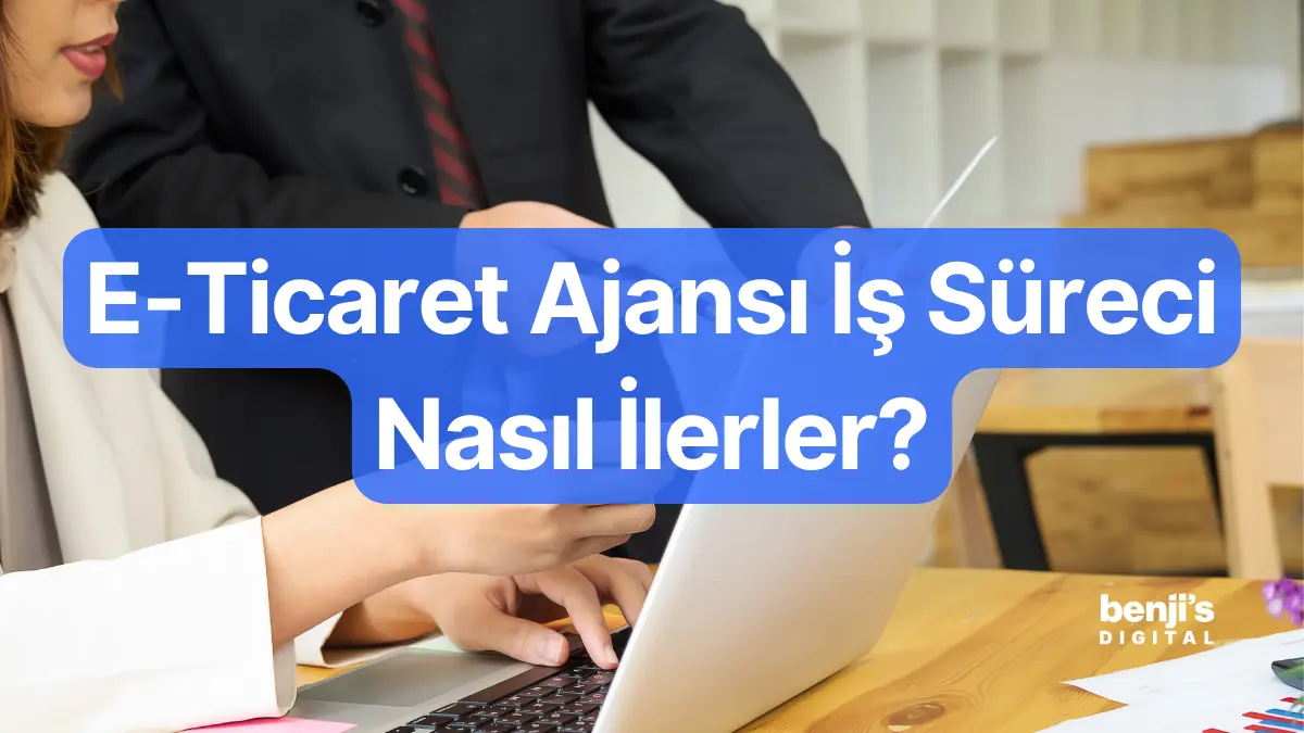 E-ticaret ajansı iş süreci nasıl ilerler kapak görseli, dizüstü bilgisayar başında birlikte çalışan bir ajans ve müşteri ekibi