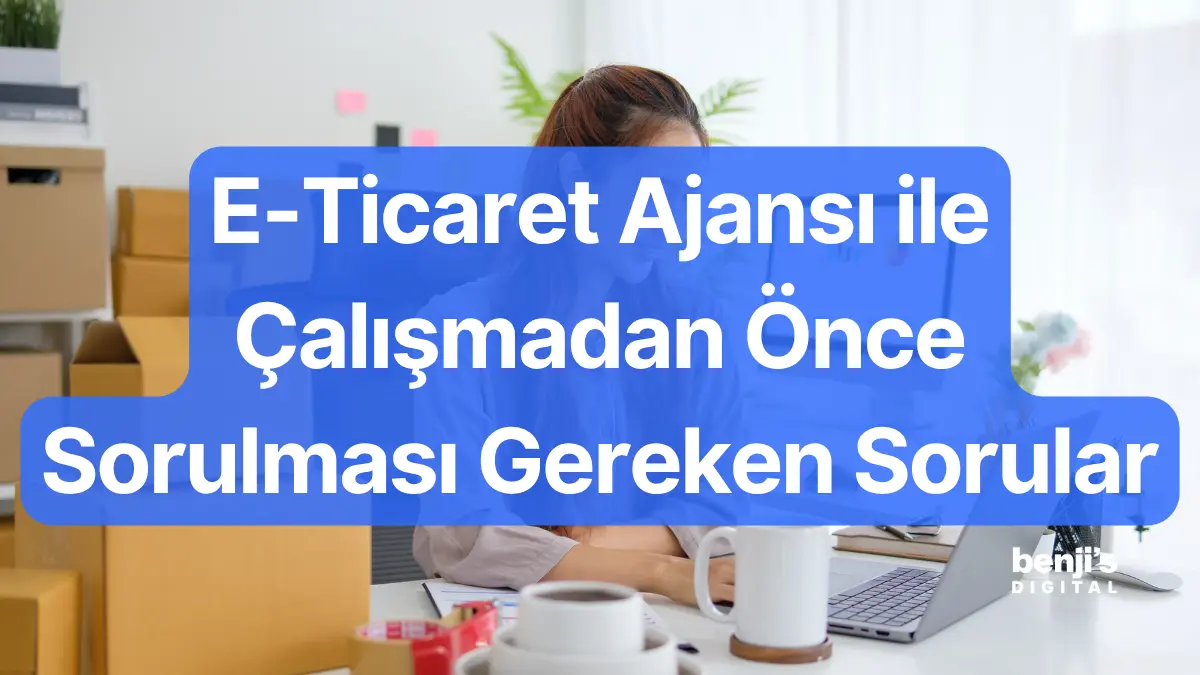 E-ticaret ajansı ile çalışmadan önce sorulması gereken sorular kapak görseli, ofisinde dizüstü bilgisayarıyla çalışan bir e-ticaret yöneticisi