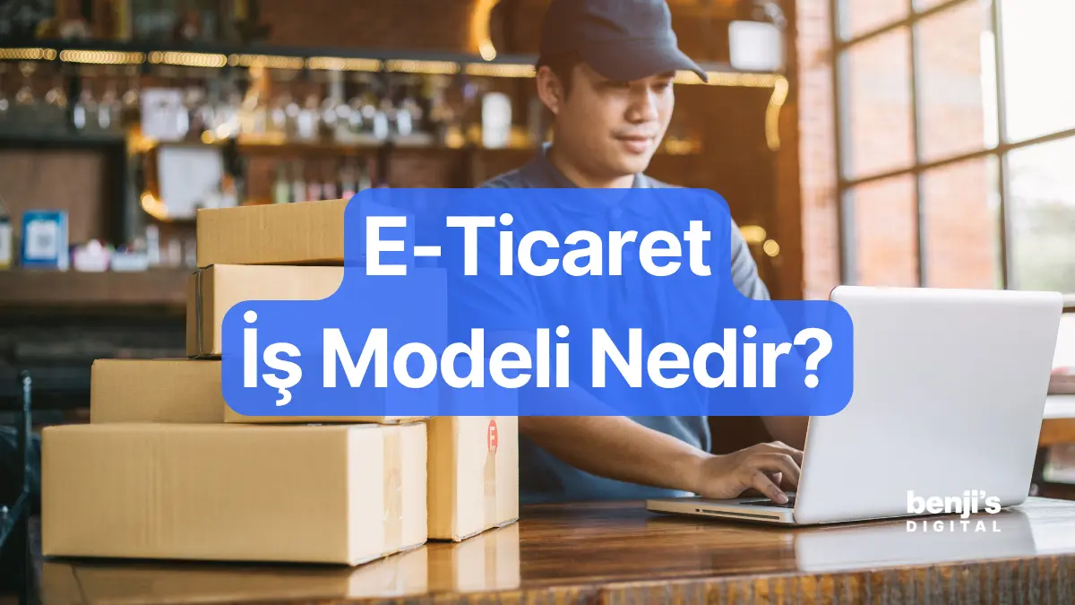 E-ticaret iş modeli nedir kapak görseli, kargo kolilerinin yanında dizüstü bilgisayarında siparişleri kontrol eden bir e-ticaret satıcısı