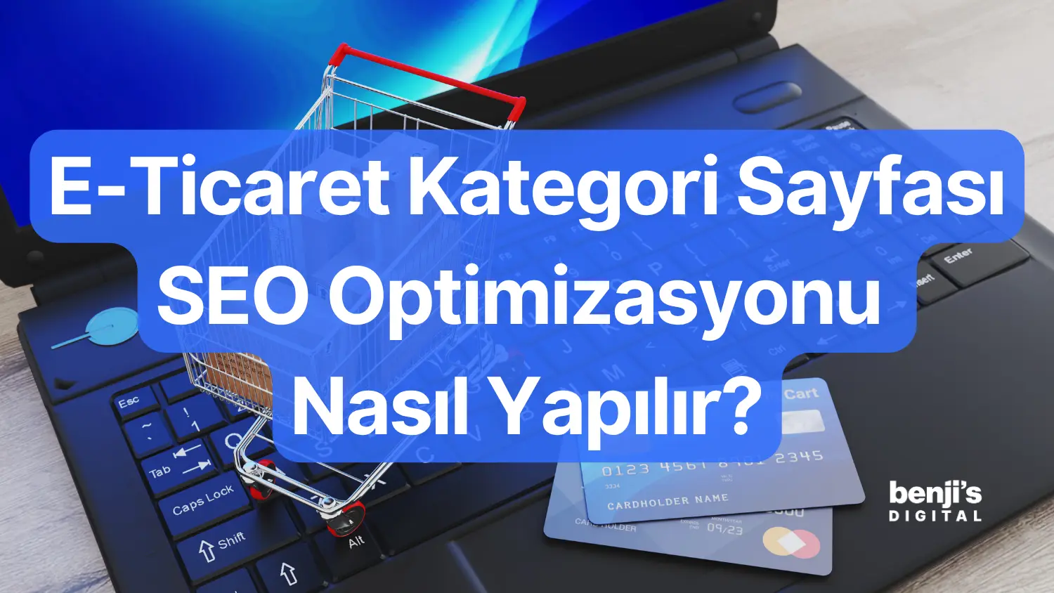 E-ticaret kategori sayfasi SEO kapak gorseli, dizustu bilgisayar uzerinde alisveris sepeti ve kredi karti
