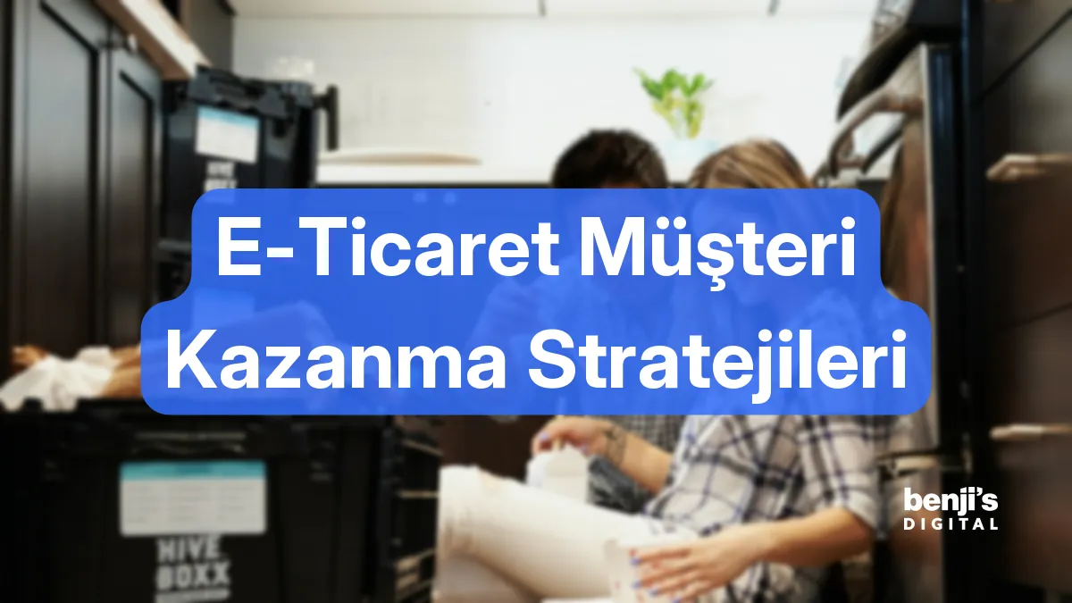E-ticaret müşteri kazanma stratejileri kapak görseli, evde yeni gelen kargo kutusunu açan bir çift