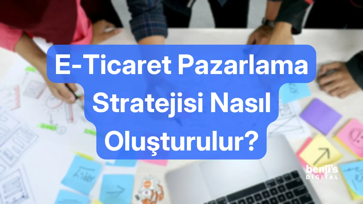 E-ticaret pazarlama stratejisi nasıl oluşturulur kapak görseli, masada yapışkan notlar ve kâğıtlar üzerinde plan çizen bir ekip
