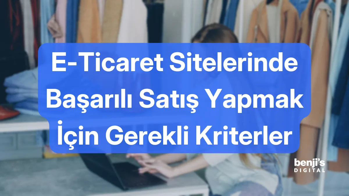 E-ticaret sitelerinde başarılı satış kriterleri kapak görseli, giyim askılarının önünde dizüstü bilgisayarda çalışan bir kişi