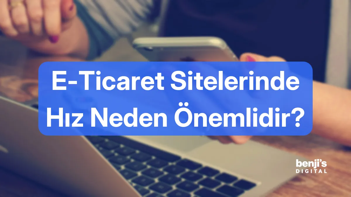 E-ticaret sitelerinde hız neden önemlidir kapak görseli, dizüstü bilgisayarın üzerinde akıllı telefon kullanan eller