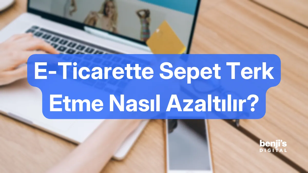 E-ticarette sepet terk etme nasıl azaltılır kapak görseli, dizüstü bilgisayarda kartla online alışveriş yapan bir kişi